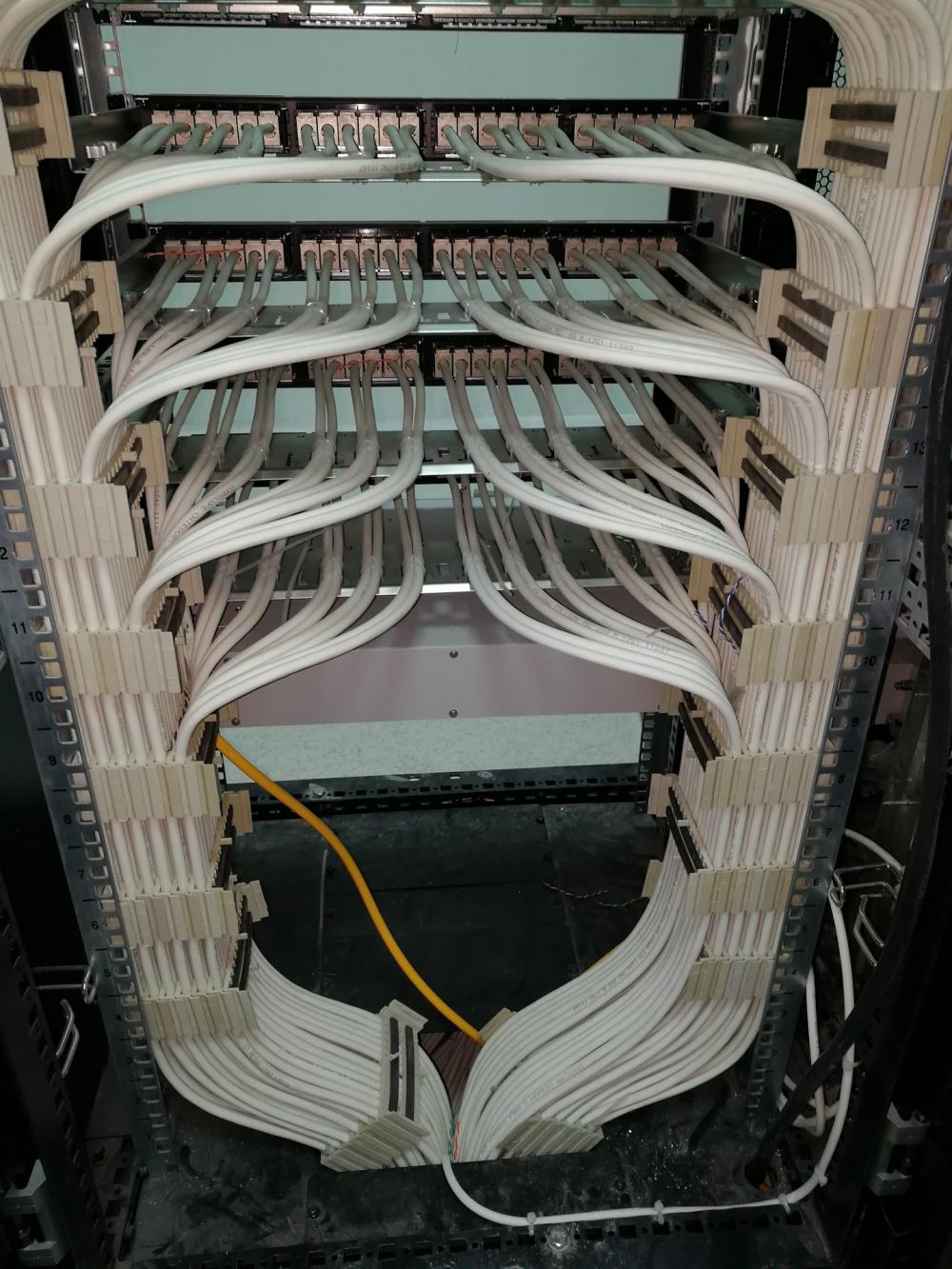 综合布线系统安装、机柜、配线架、网线、交换机、路由器、无线AP等(图6) 综合布线系统安装、机柜、配线架、网线、交换机、路由器、无线AP等(图6)